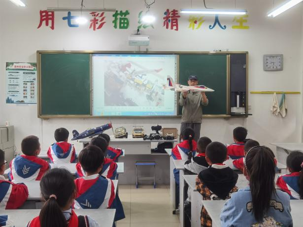 小金县城关二小:无人机“飞进”三年级课堂