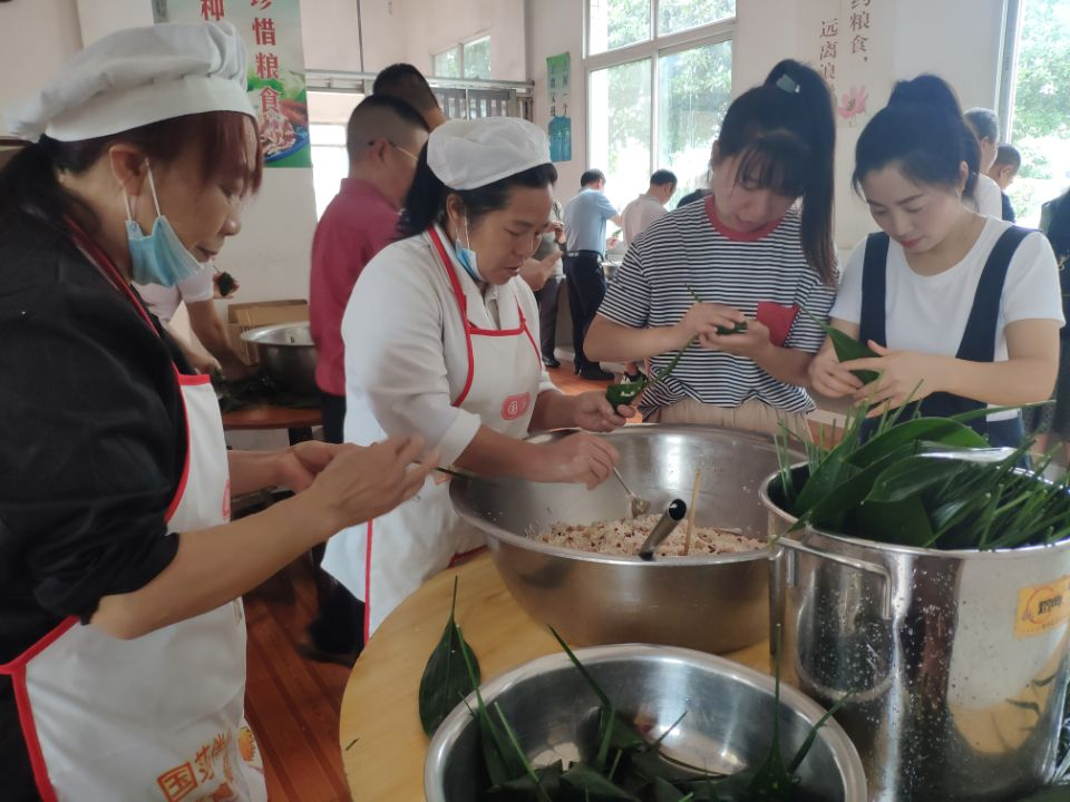 迎端午,乐山市沙湾区碧山学校开展包粽子活动