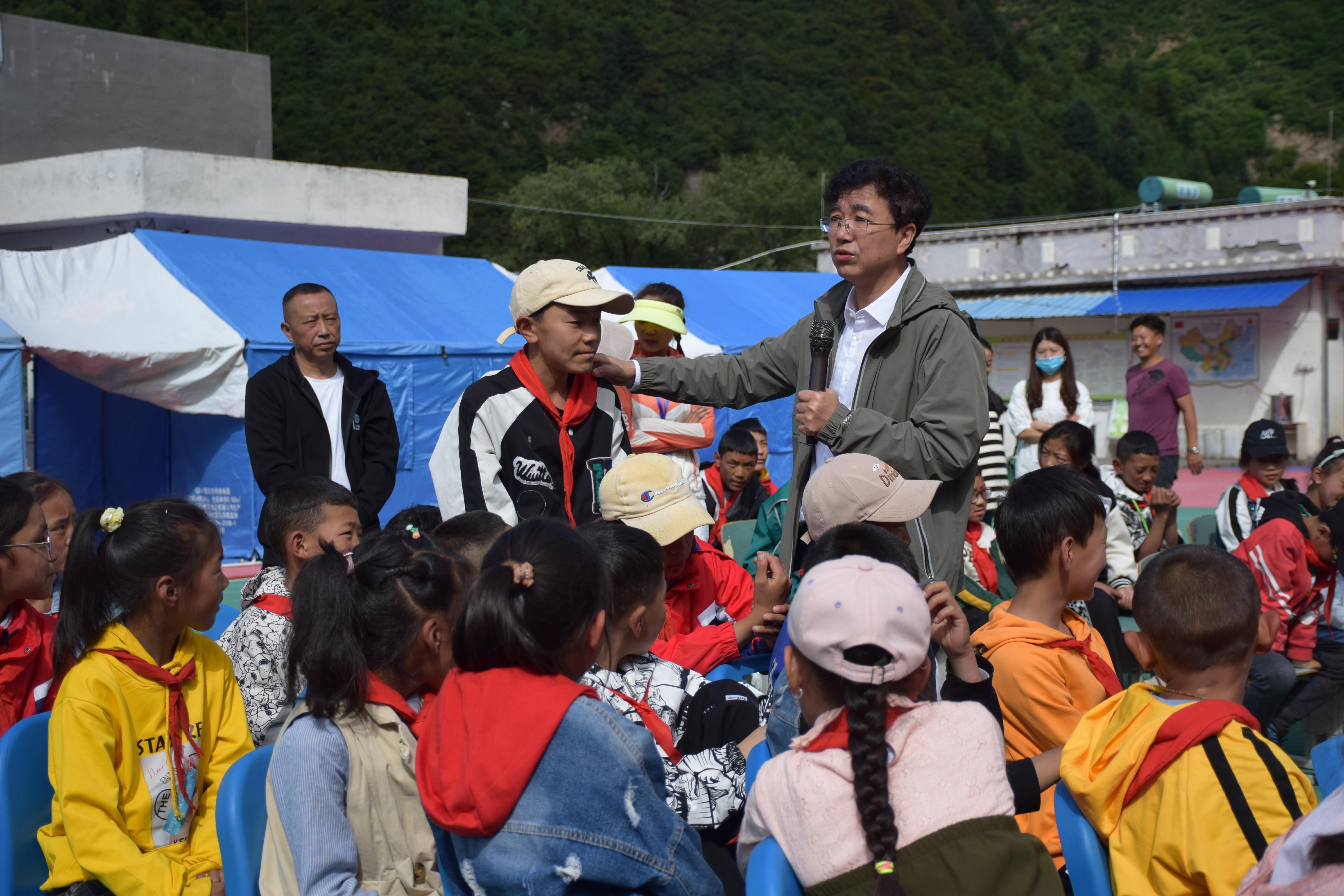 西南交通大学赴马尔康开展震后心理辅导活动