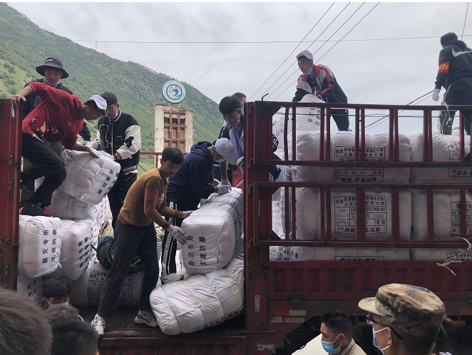 泸定二中安置点:师生组成志愿团队,帮运救援物资
