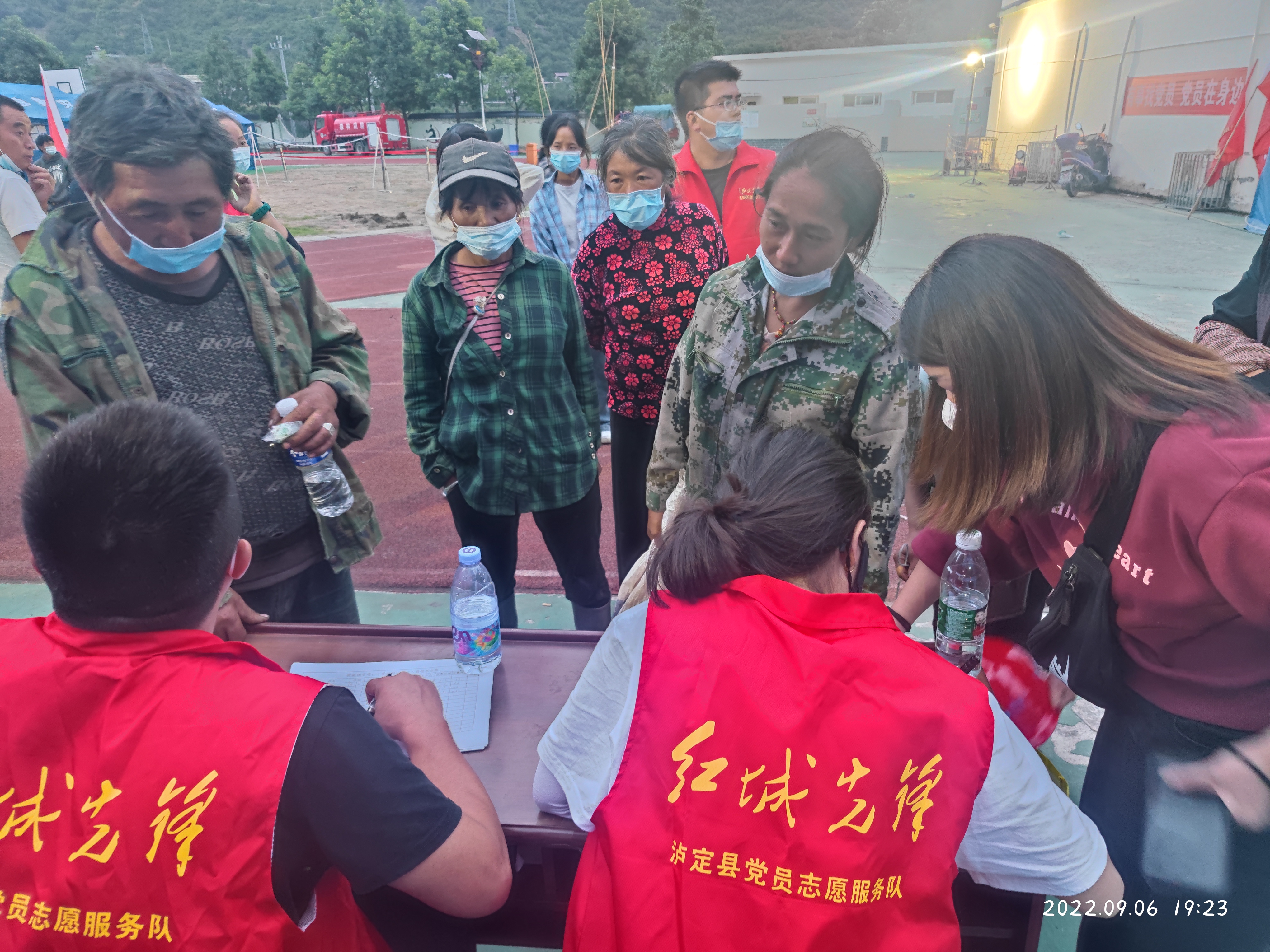 泸定县震区学校成临时安置点,教师就地转为志愿者帮扶群众