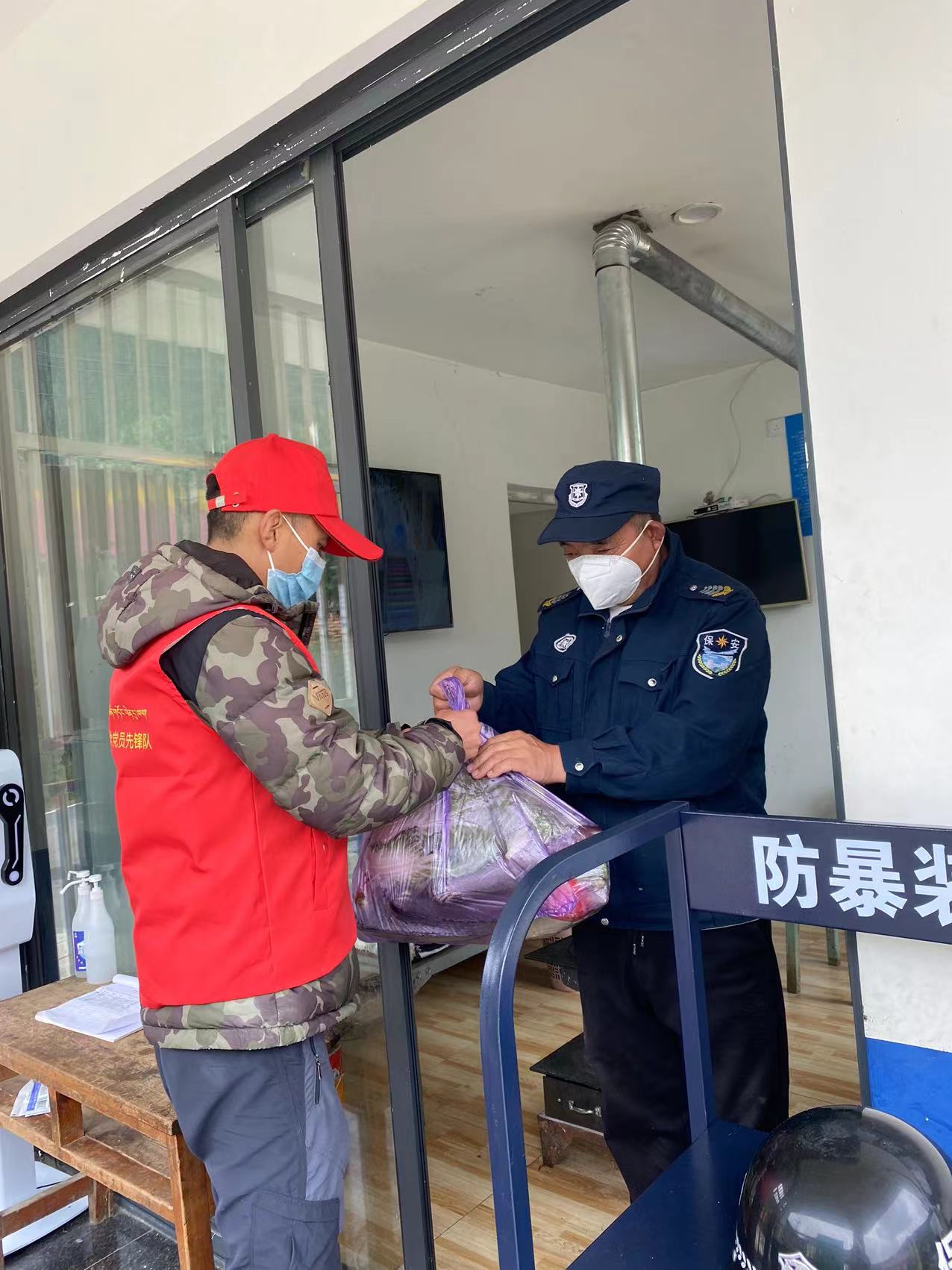 红原县教育系统工作者积极参与全县疫情防控工作