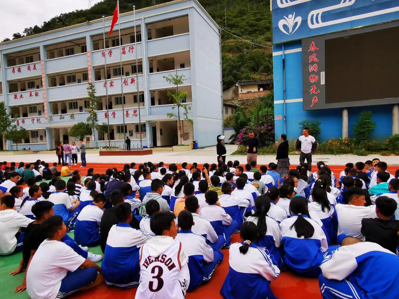 泸定县职业中学：在感恩奋进中重建快乐学园