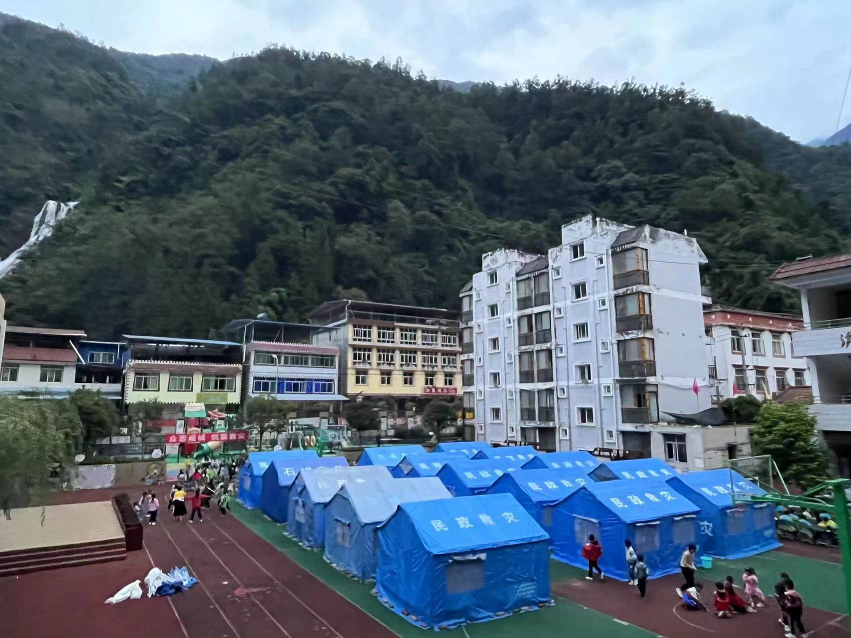 记者连线石棉县草科乡中心小学：师生在灾难面前团结勇敢，互助自救