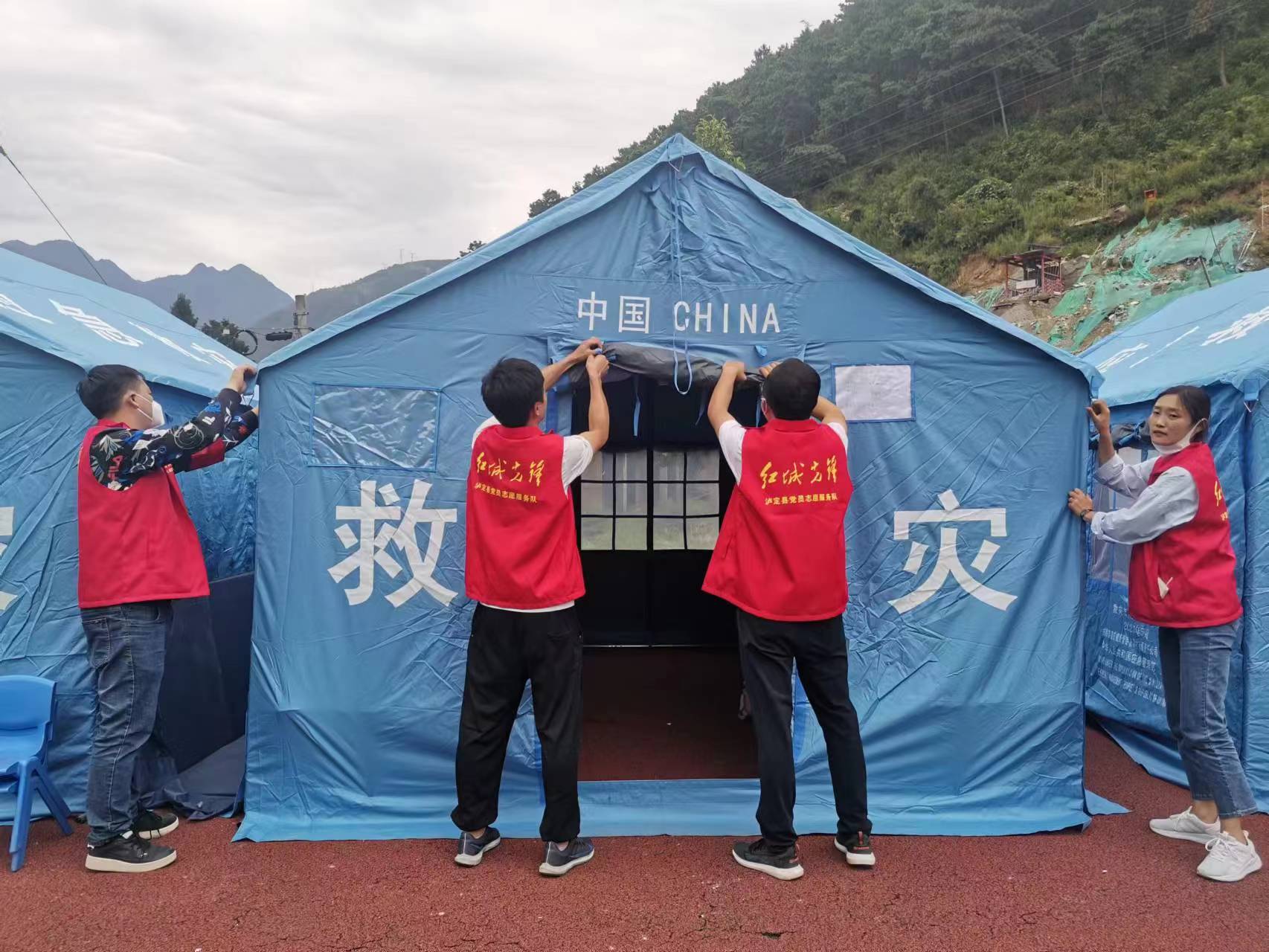 泸定县得妥镇中心小学校长王君:“我们一定把留校学生照顾好!”