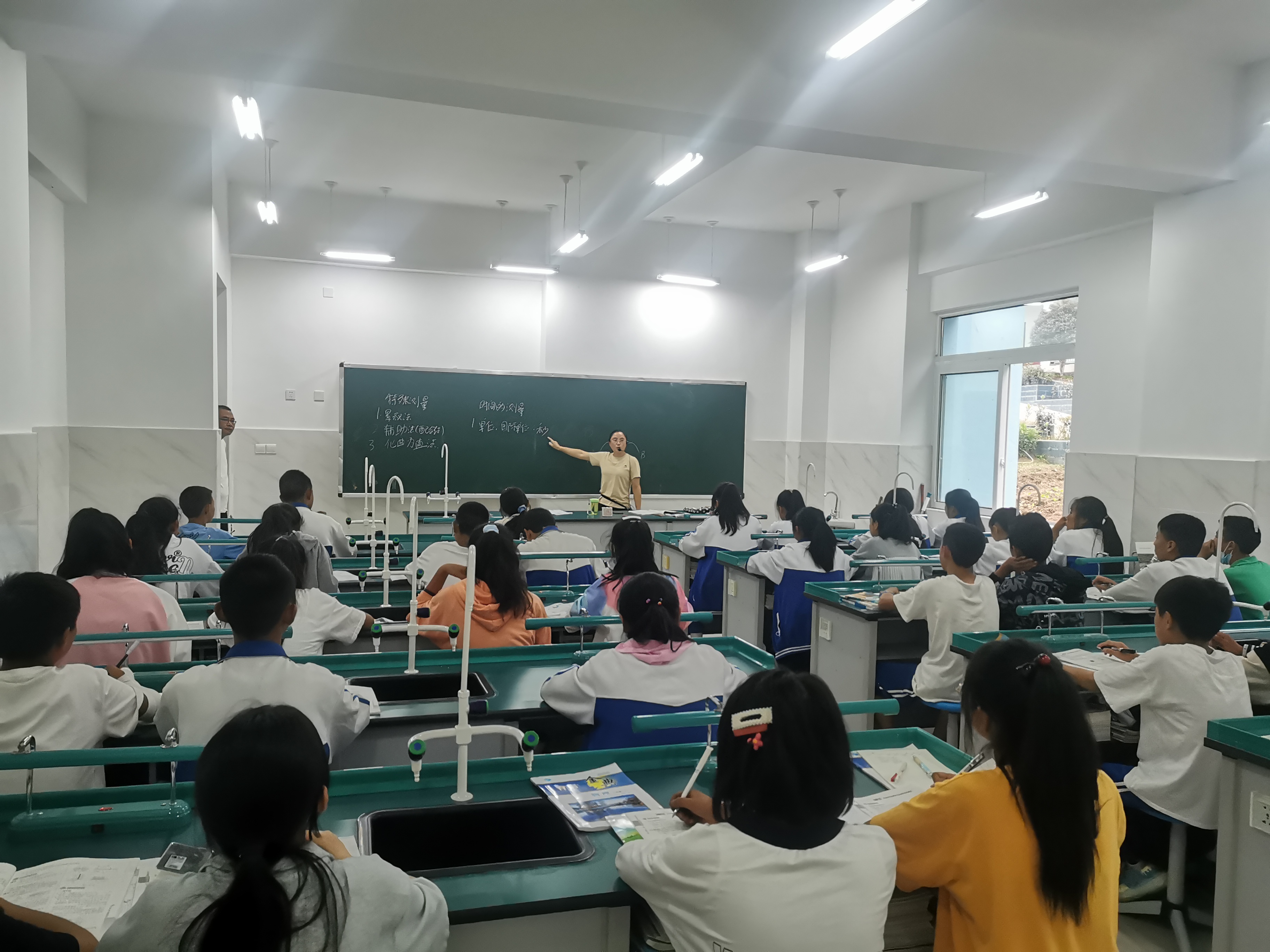 泸定县职业中学：复课，一场与时间的赛跑