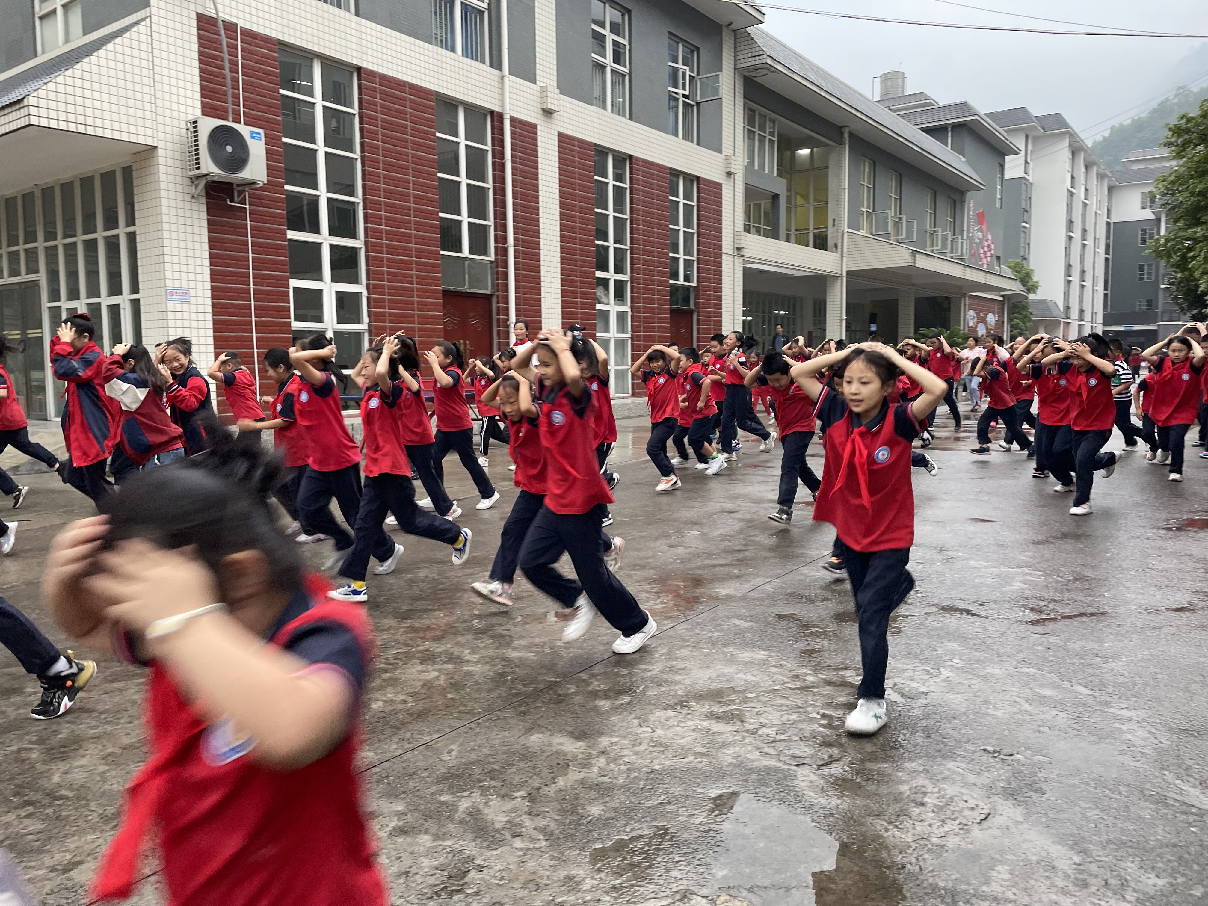 乐山市沙湾区凤凰学校、实验中学联合开展防震应急疏散演练