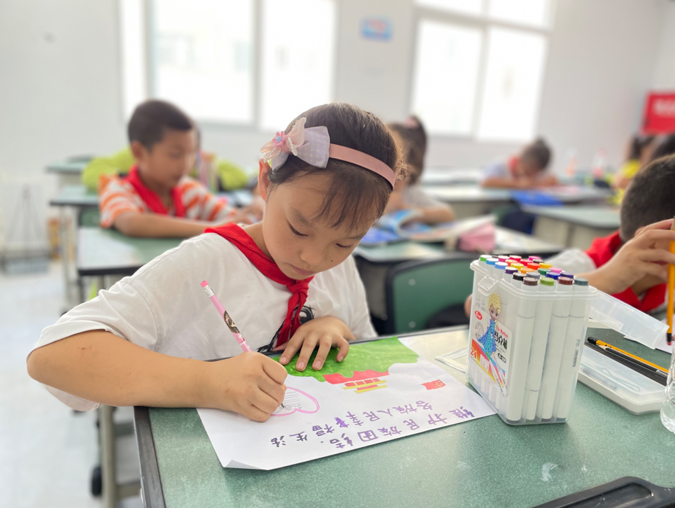 震后复课首日,泸定县得妥镇中心小学学生用画笔描绘新家园
