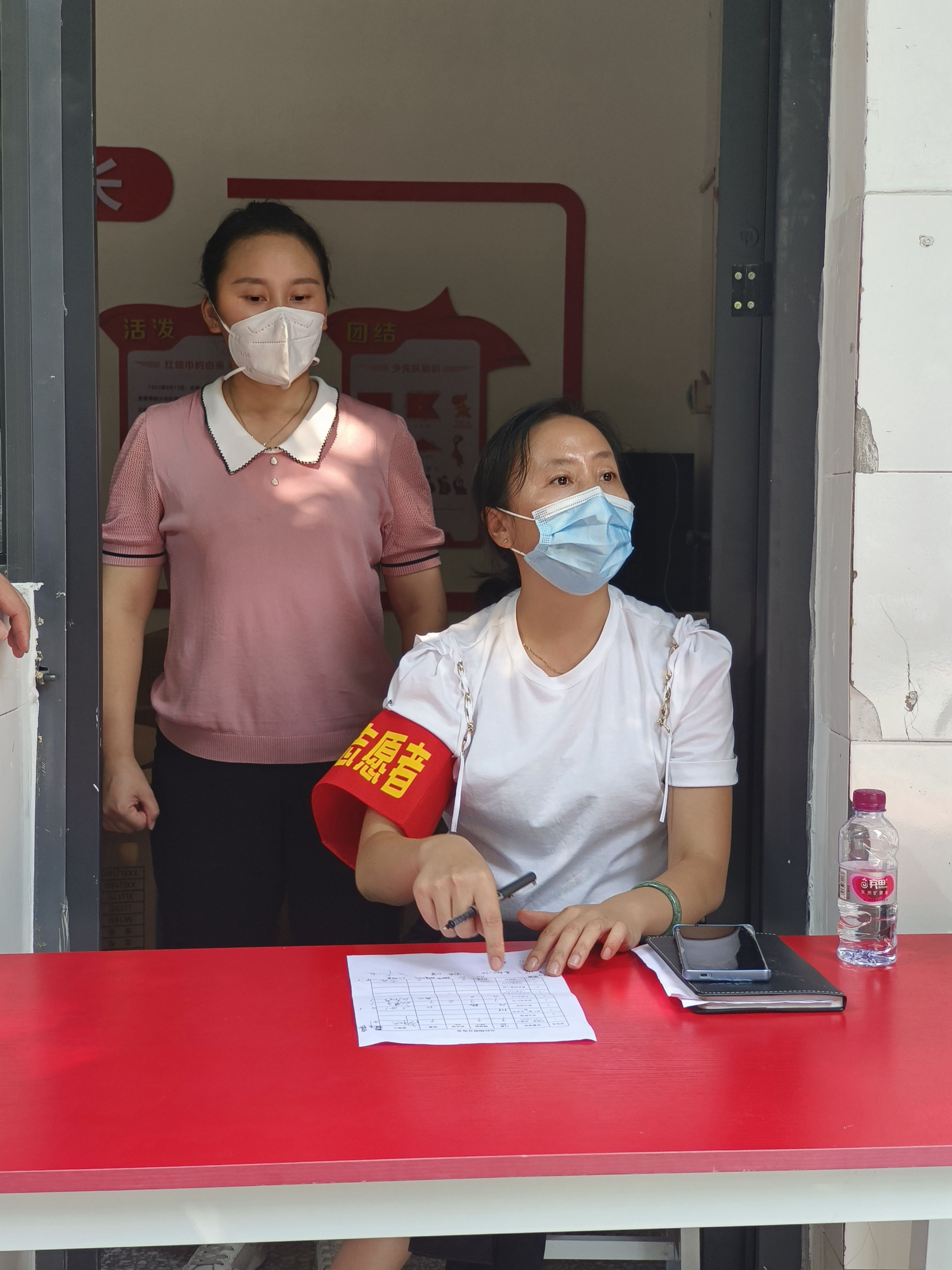 张龙琴在储存室发放物资.jpg 张龙琴在储存室发放物资.jpg