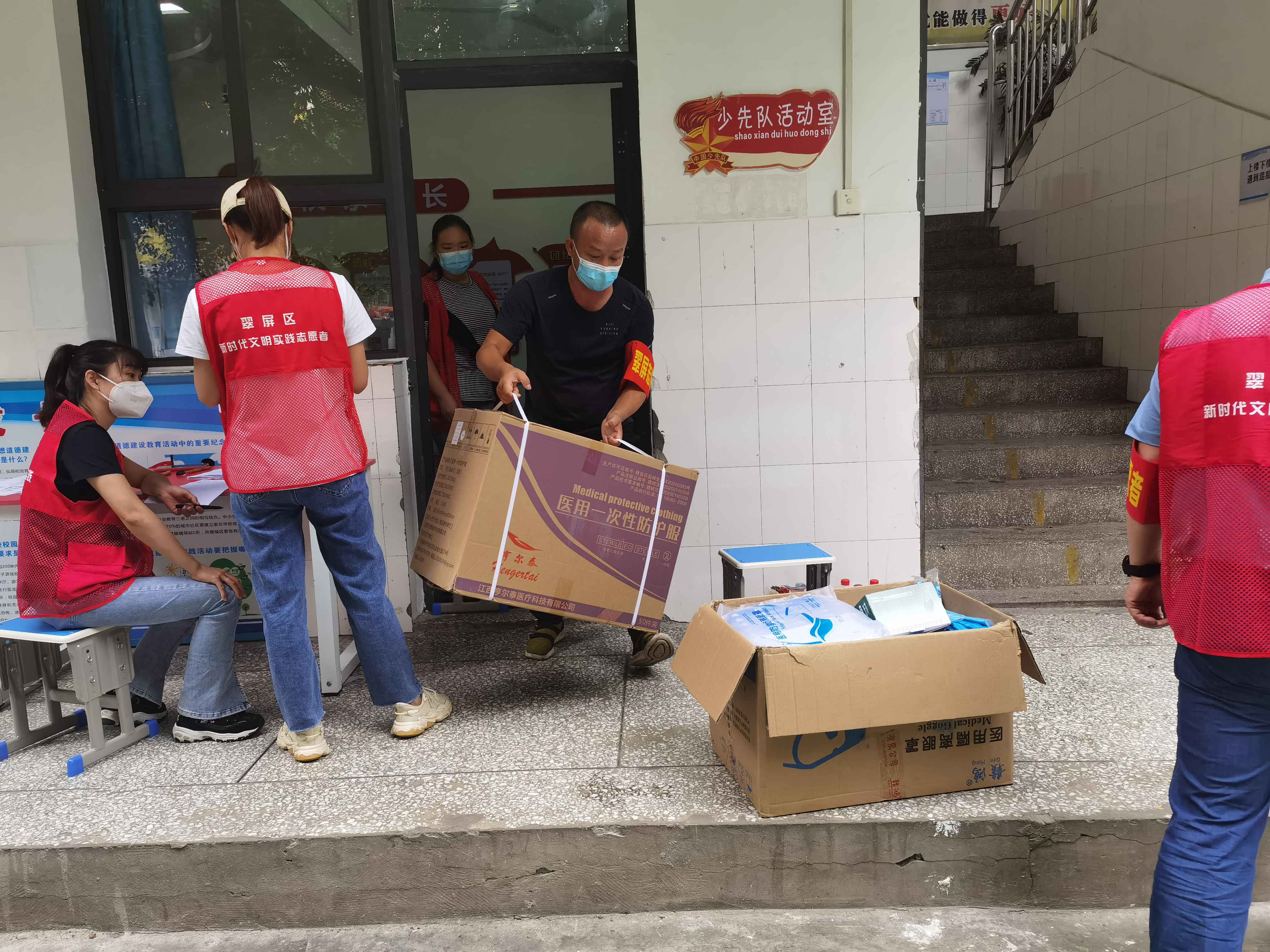 刘俊正在搬运防疫物资.jpg 刘俊正在搬运防疫物资.jpg