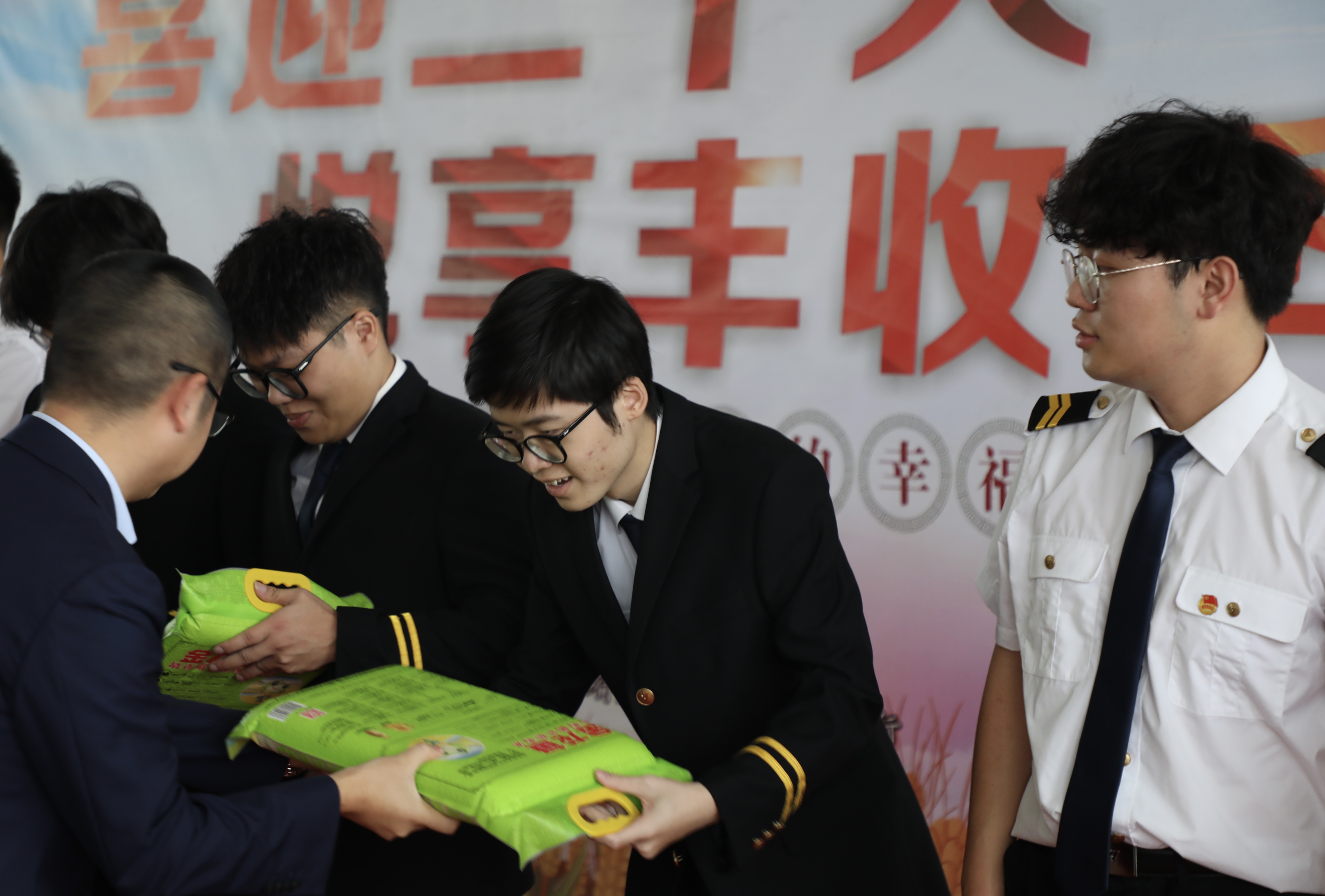 中国民用航空飞行学院航电学院携手广汉市金鱼镇共庆丰收节 