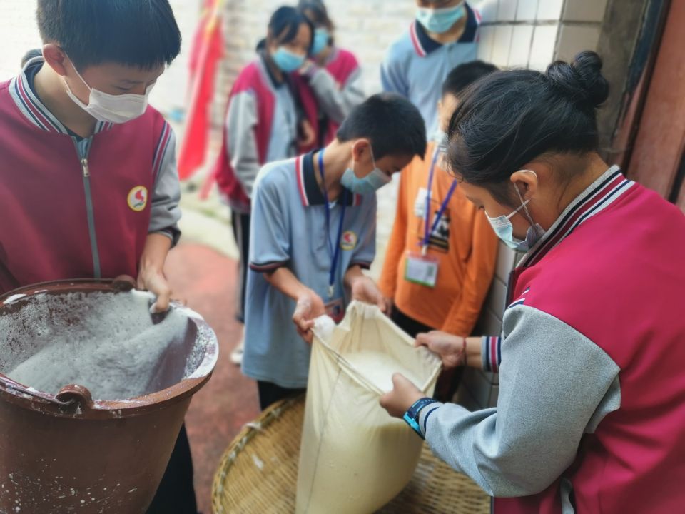 富顺县中石九年制学校开展主题劳动实践活动