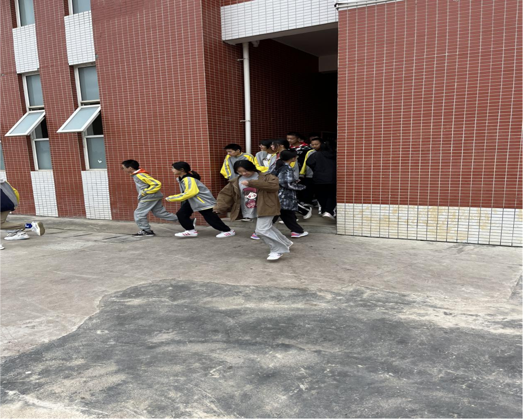 三台县芦溪初中开展楼道疏散应急演练