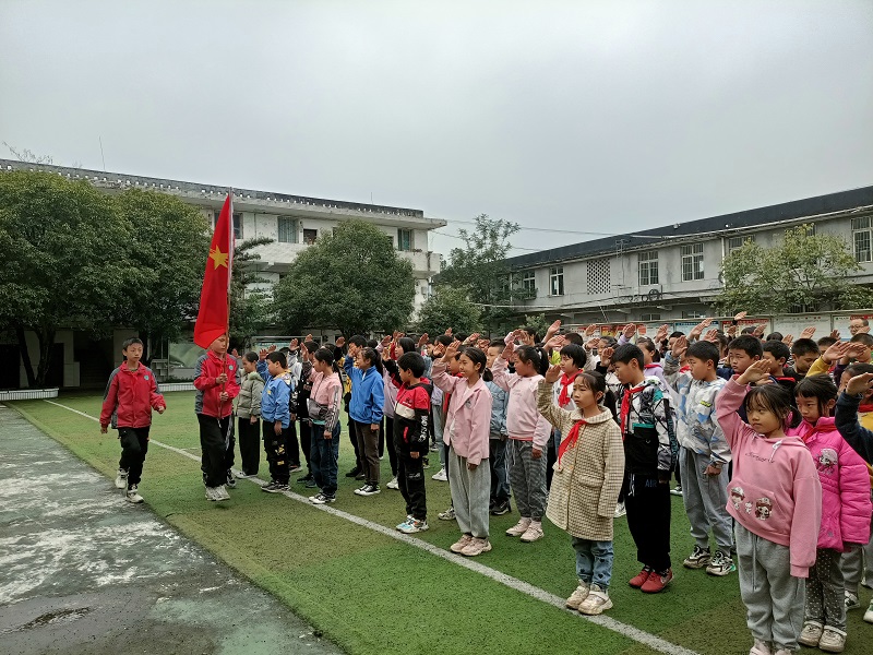 乐山市沙湾区铜茨学校开展“喜迎二十大 争做好队员”建队节主题活动
