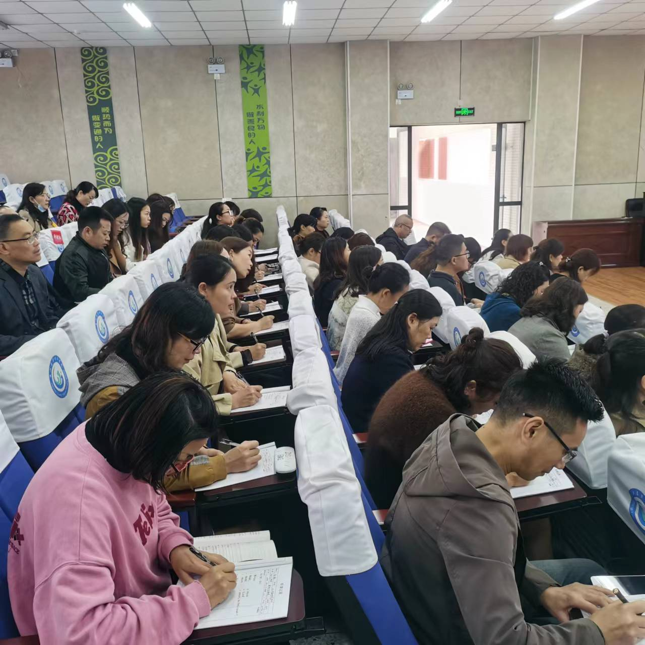 夹江县英才小学语文教研组开展新课标学习活动
