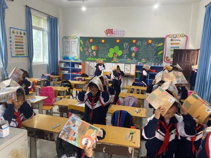 夹江县华头小学开展应急疏散演练