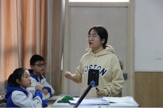 展课堂风采 助新秀成长——夹江外国语实验学校与乐山东辰外国语学校开展英语教研活动