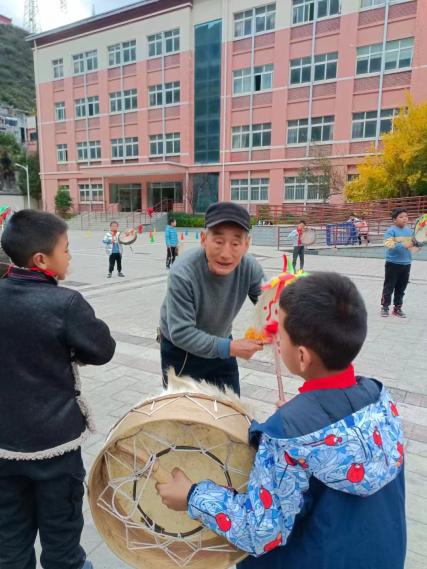 理县杂谷脑营盘小学:非遗进校园,传承传统文化