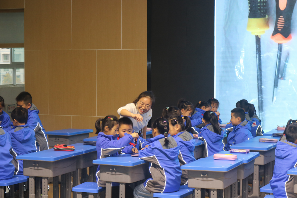 乐山市小学科学课堂展评活动在沙湾区举行