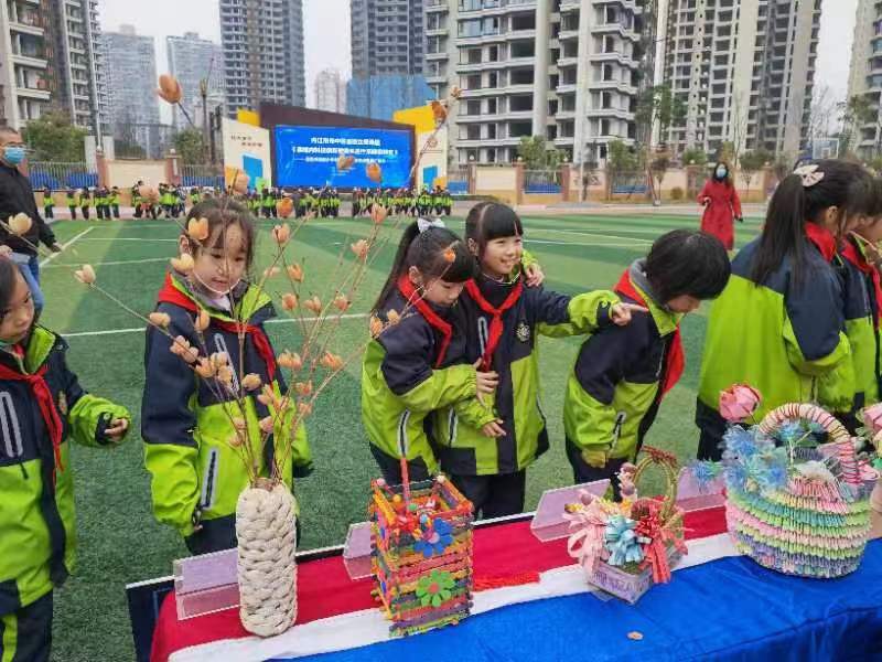第37届内江市市中区青少年科技创新大赛暨中小幼科技活动展示开幕