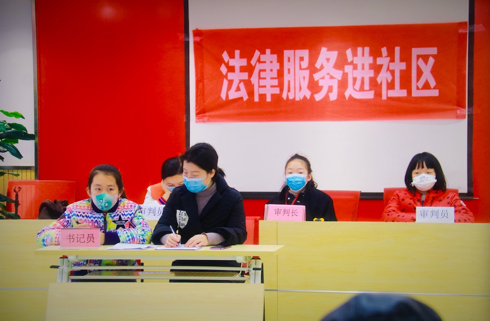 依法守卫,驱散欺凌阴云 ——成都市簇桥街道锦城社区开展“模拟法庭进社区”公益活动