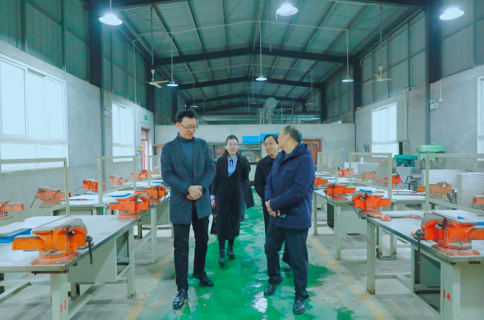 四川省胡飞扬卓越校长工作室一行到沙湾职中开展校际交流活动
