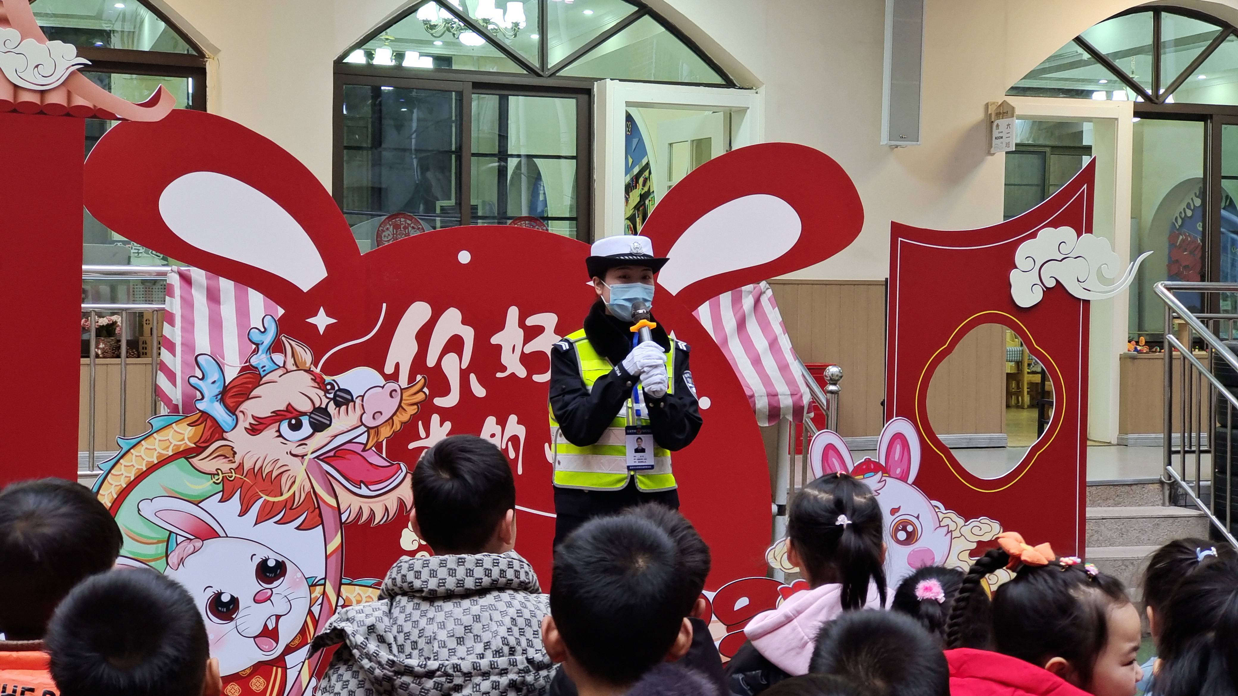 宜宾市教工幼儿园在开学典礼上邀请交通警察为孩子讲交通安全知识 拍摄:丁薇璐.jpg 宜宾市教工幼儿园在开学典礼上邀请交通警察为孩子讲交通安全知识 拍摄:丁薇璐.jpg