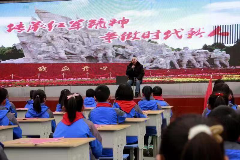 通江李先念红军小学：邀红军烈士陵园守墓人上思政课
