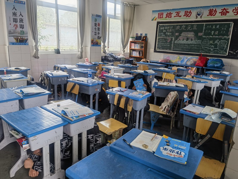 沙湾区铜茨学校开展防震减灾应急疏散演练活动
