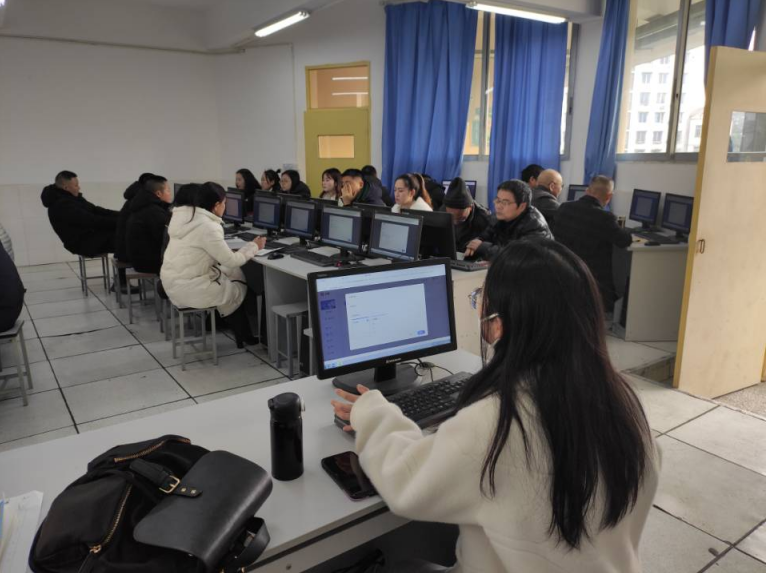 乐山市沙湾职中:开展教师信息技术应用培训活动