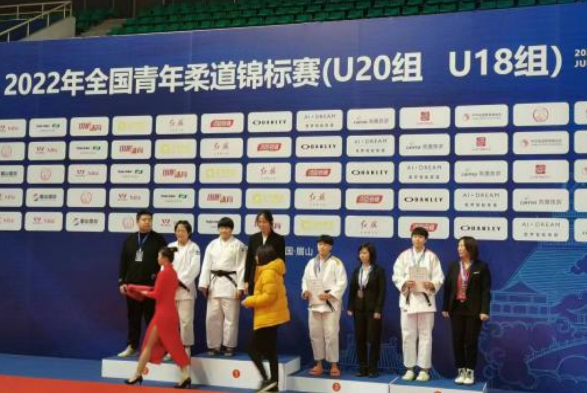 华蓥市运动员苟纹箐在全国青年柔道锦标赛上 为四川队勇夺1铜