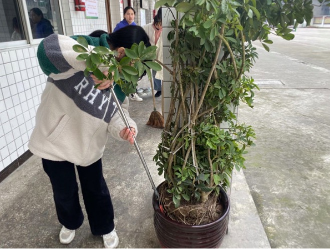 服务校园 向阳而行,夹江县华头中学举行团员志愿活动