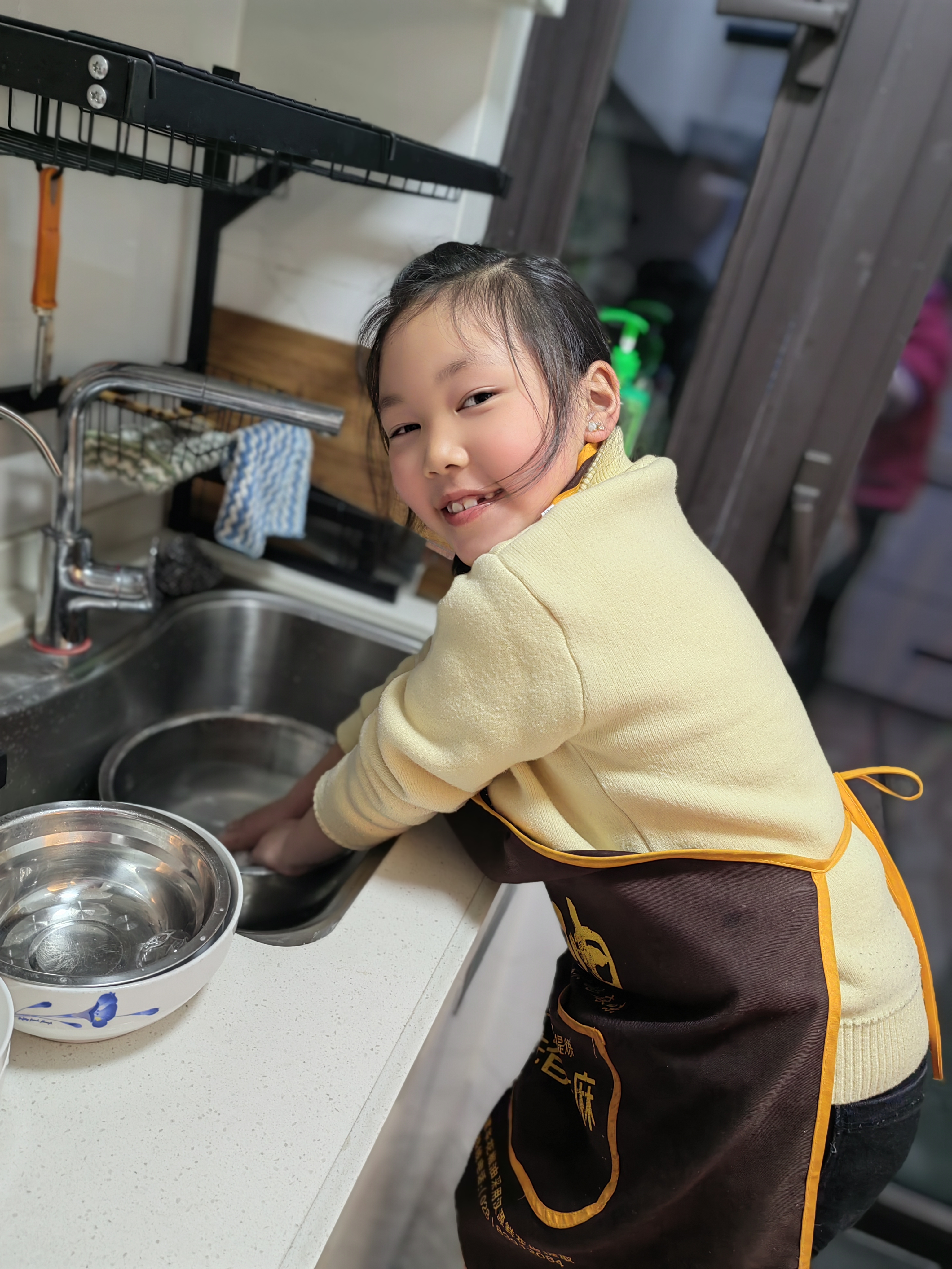 吴艺晨正在洗碗.jpg 吴艺晨正在洗碗.jpg