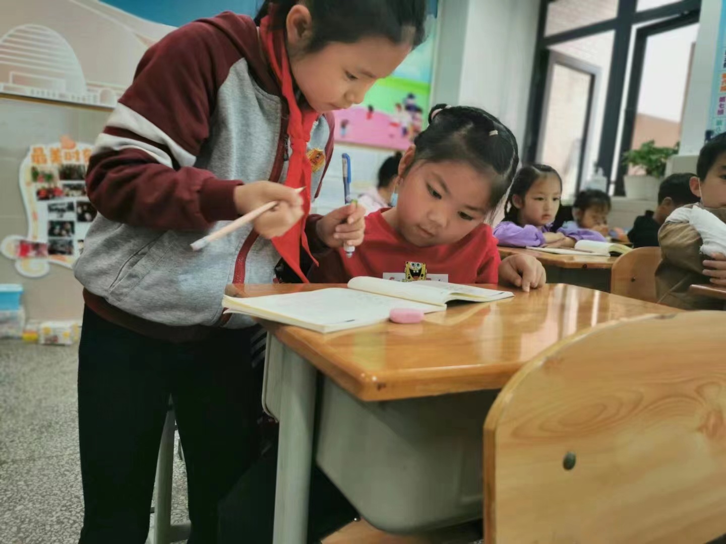 文海尧给同学讲解难题.jpg 文海尧给同学讲解难题.jpg