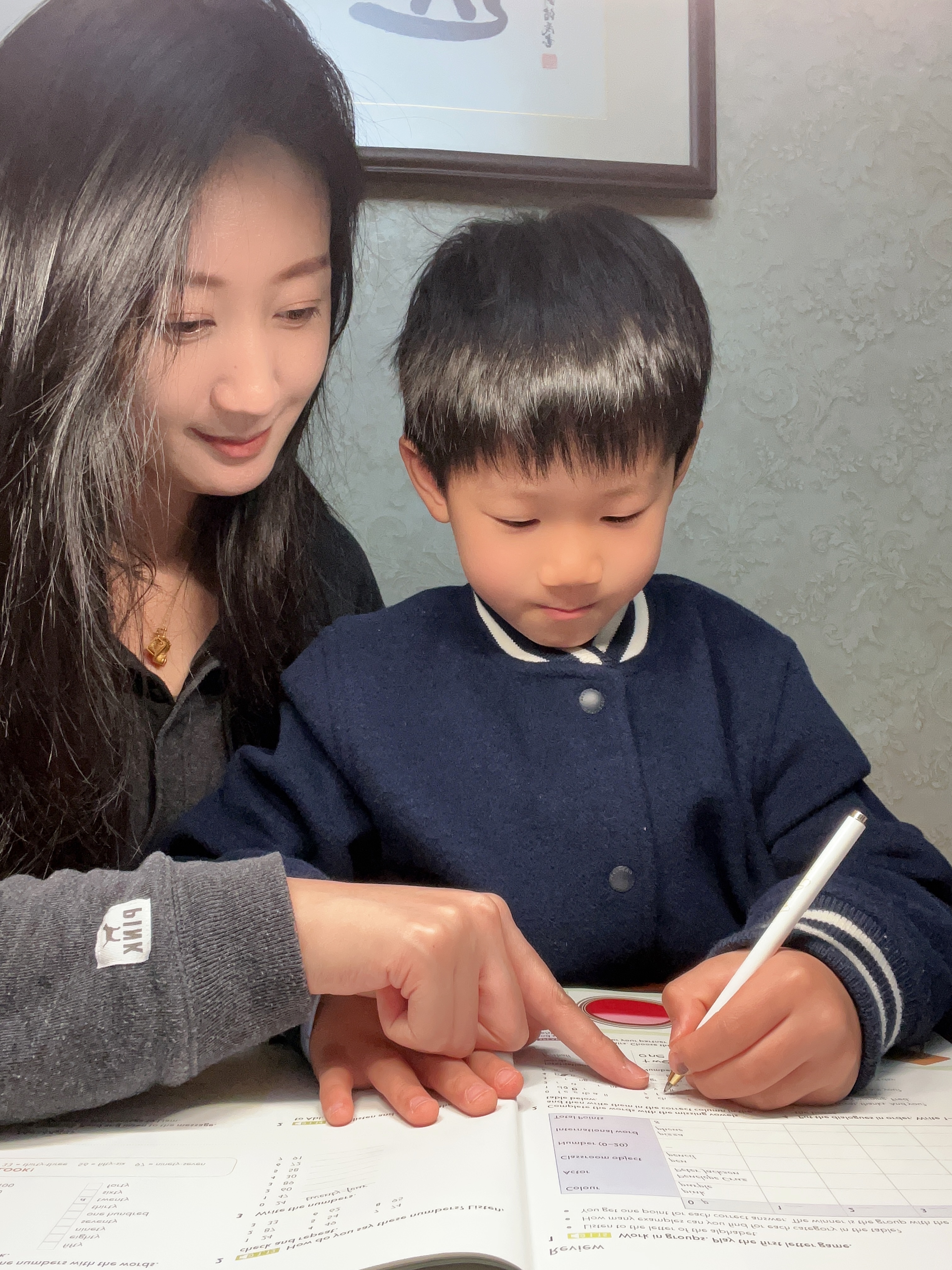 蒋一凡和妈妈一起学习.jpg 蒋一凡和妈妈一起学习.jpg