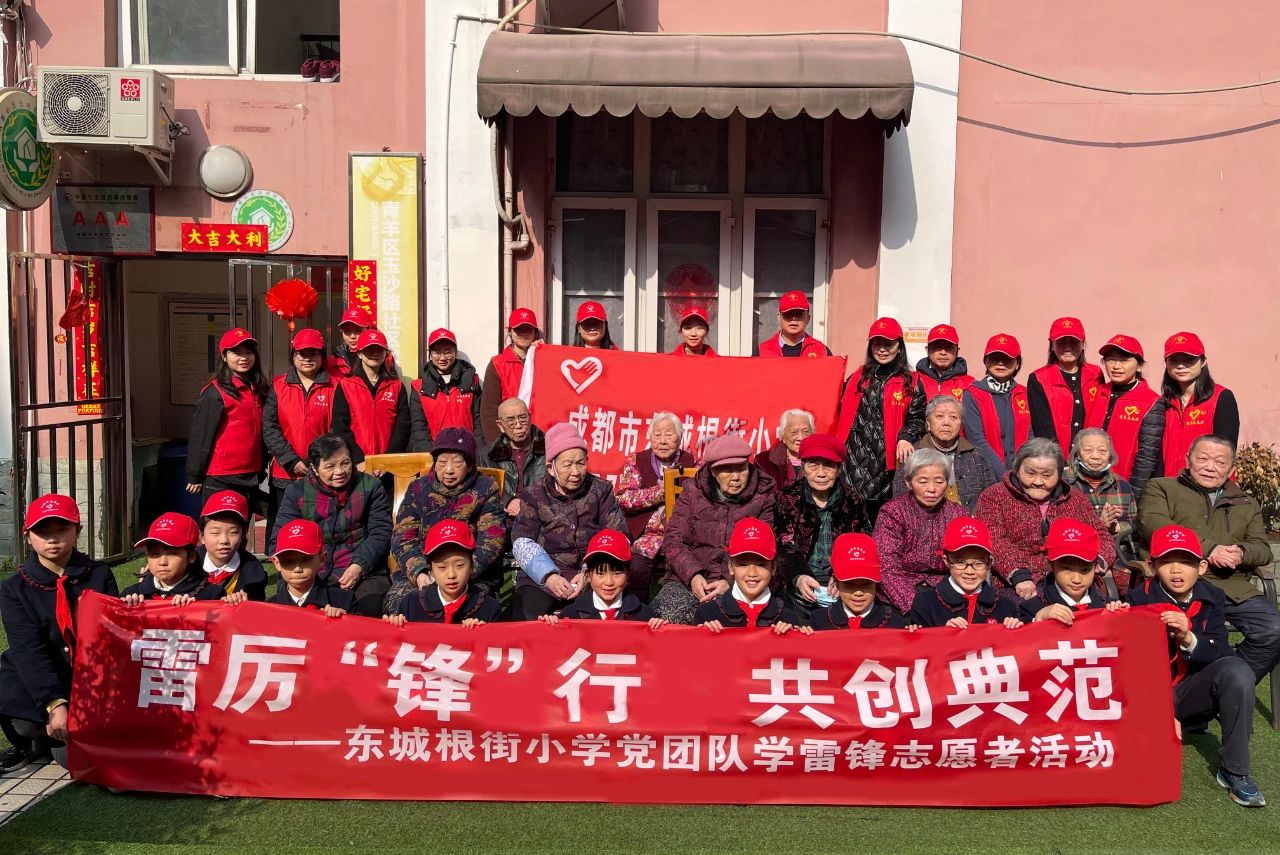 图片五敬老院合影.jpg 图片五敬老院合影.jpg