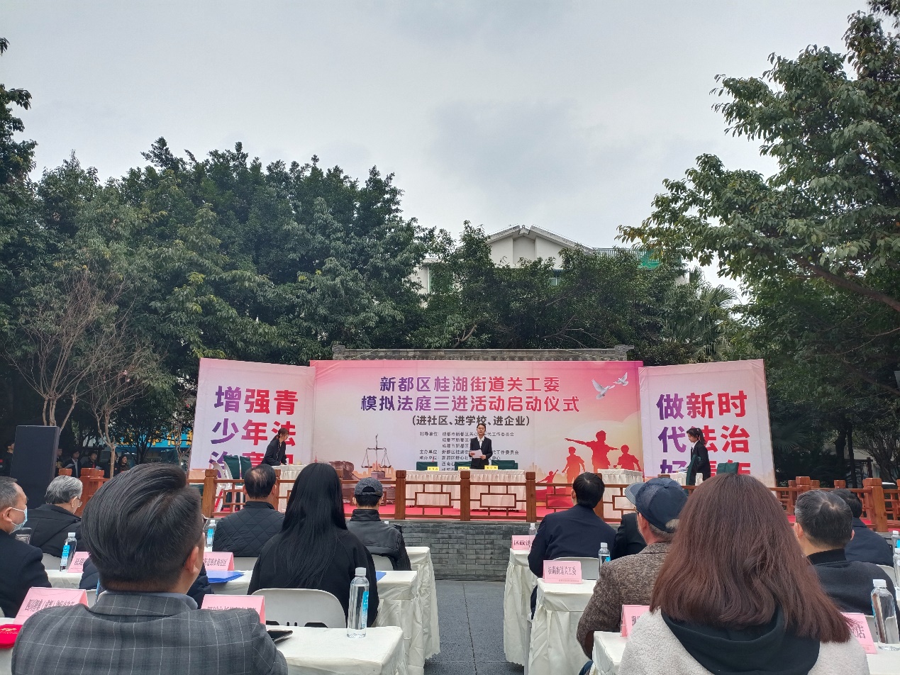 “摆摊”普法、法律“问诊”……西南石油大学开展法律进社区志愿行动