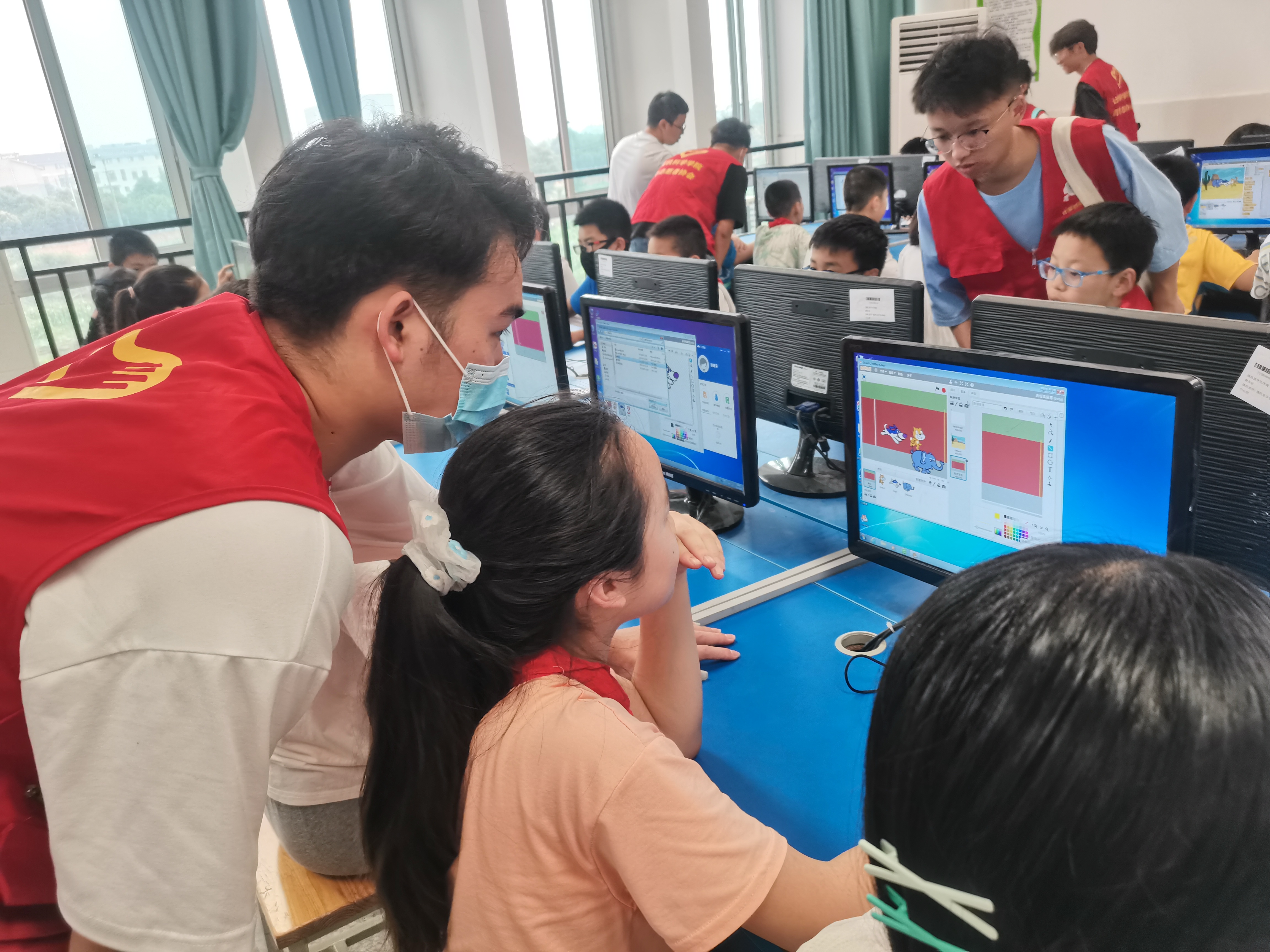 成都这群大学生为小学生开发编程课,好玩又有趣!