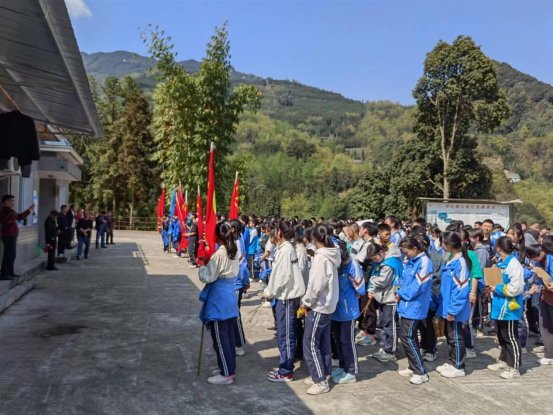 夹江县歇马初级中学开展游学踏青活动