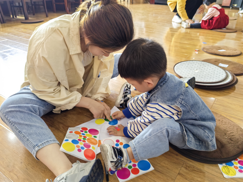 乐山市沙湾区实验幼儿园开展早期教育亲子活动