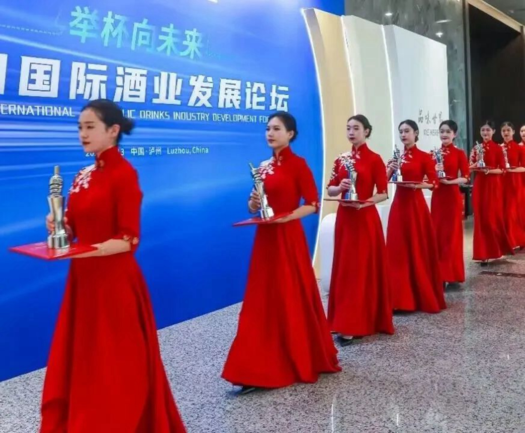西南医科大学96名大学生志愿者助力第十八届中国国际酒业博览会