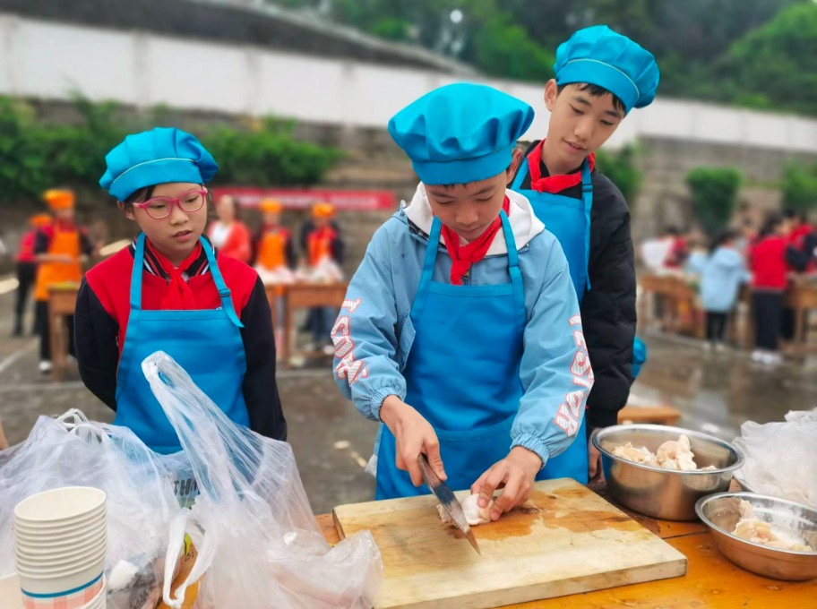 合江县先滩镇中心校：“炊烟”袅袅处  “美食”飘香来