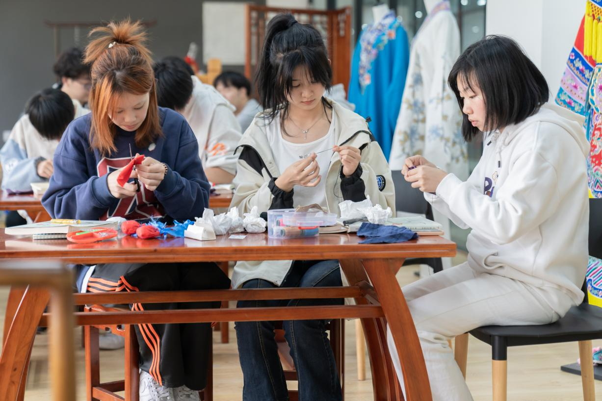 成都工业职业技术学院师生自制百余个香囊，致敬一线劳动者