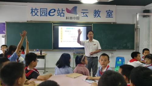 科技辅导员张育培辅导学生_副本.jpg 科技辅导员张育培辅导学生_副本.jpg
