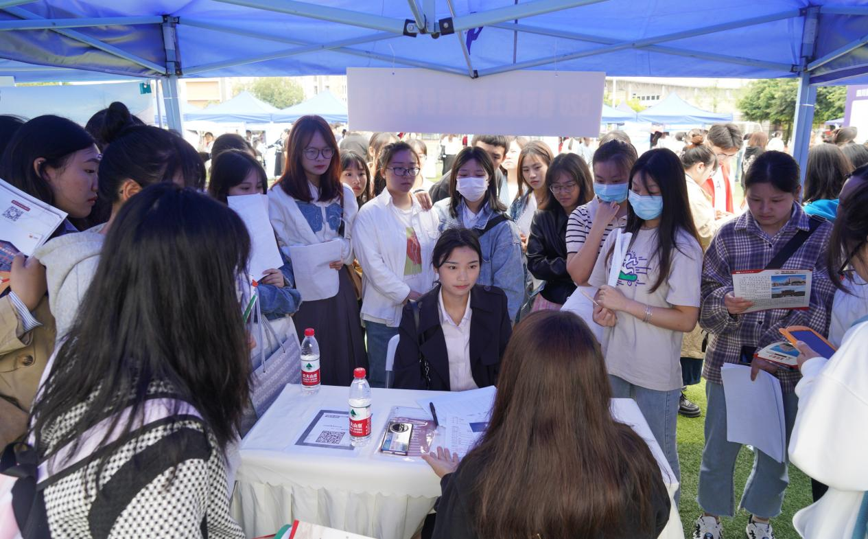 四川护理职业学院举行双选会，促毕业生与岗位“双向奔赴”