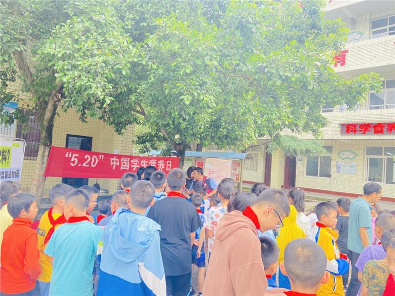 夹江县马村小学和县疾控中心联合开展“520”中国学生营业日活动