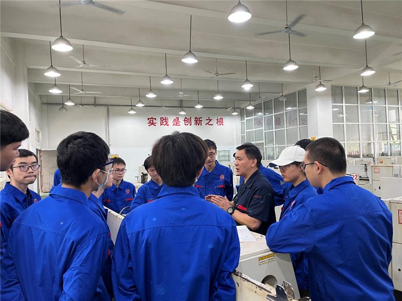 西南石油大学地科院把党课“搬进”车间