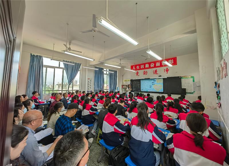 乐山市教科所率队到沙湾区开展公益送教交流活动