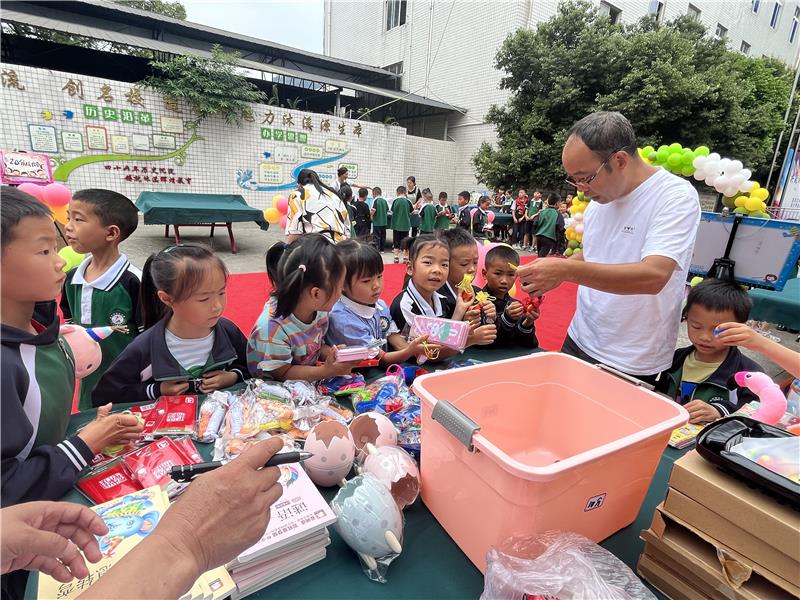 沐川县沐溪小学“七彩超市”又开张了