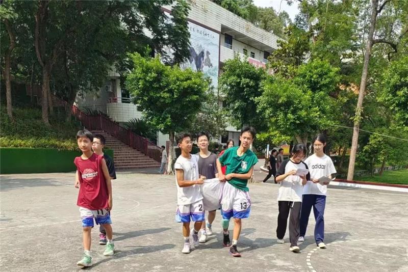 井研县马踏中学团委开展“生态乐山·一木环保”校园公益捐书活动